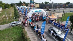 Wyścig kolarski Enea Pałuki Tour, start, tłum rowerzystów przygotowujących się do rozpoczęcia wyzwania