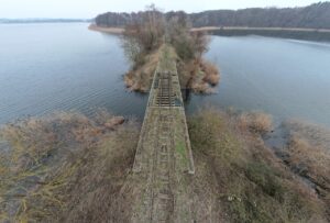 Stary most kolejowy nad kanałem łączącym dwa jeziora, zdjęcie do kalendarza