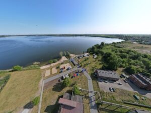 jezioro Żnińskie Duże z dużej wysokości; budyni zabytkowej Cukrowni