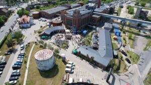 Ujęcia na zabytkowy obiekt z restauracją i barem podczas imprezy masowej