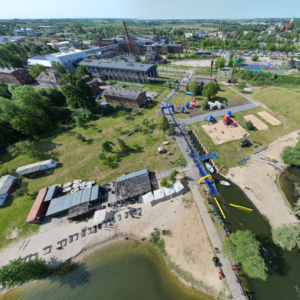 Obiekt Turystyczny grupy Arche podczas zawosów sportowych; plaża, biegnący ludzie