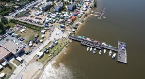 Wodne zawody sportowe, łodzie, tłum ludzi stojących na molo