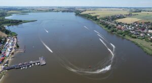 Wyścigi na wodzie w trakcie Mistrzostw świata Sportów Motorowodnych, ujęcie z dużej wysokości